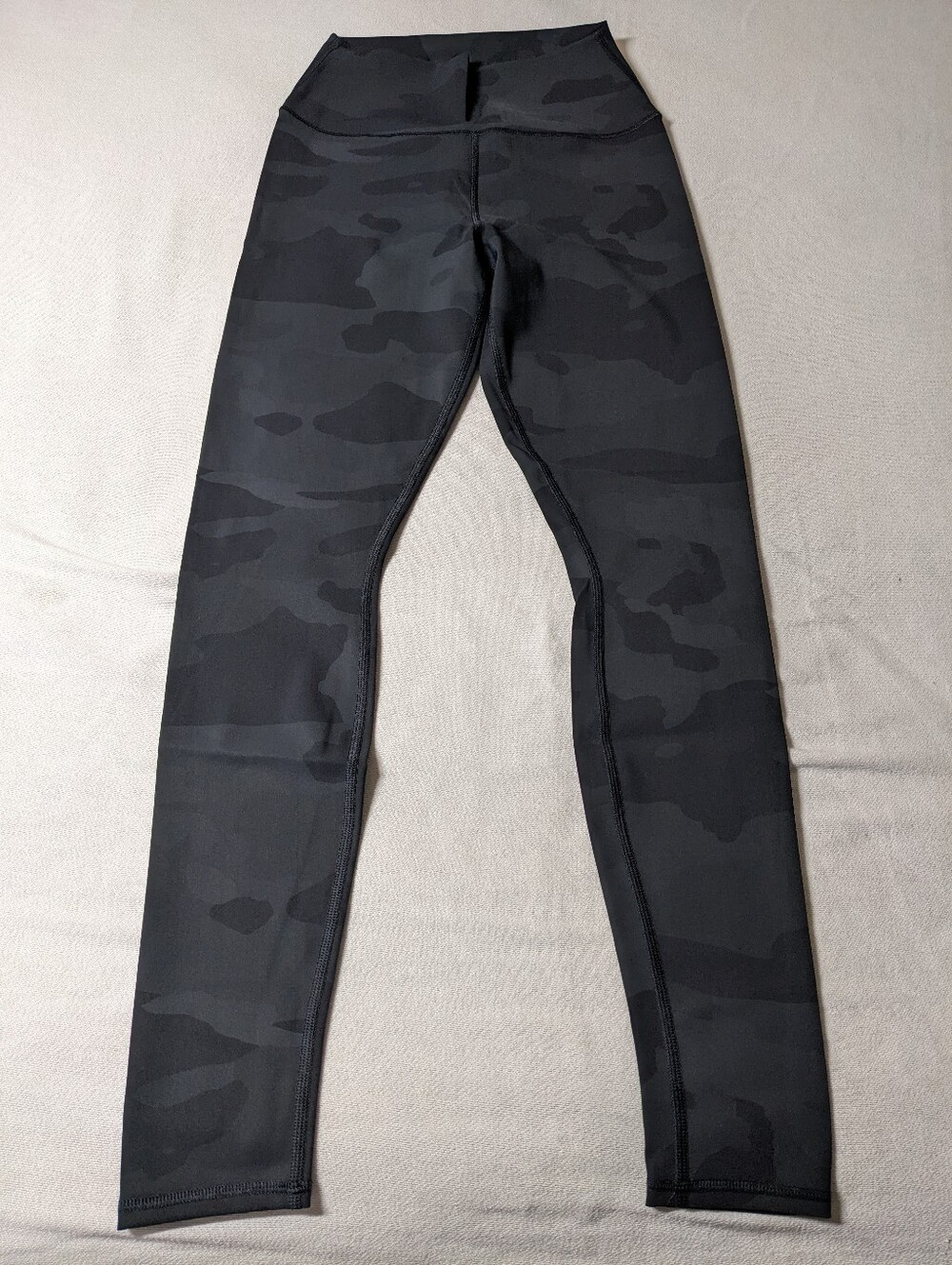 ALO Yoga Black Subtle Camo Leggings - Size Medium
